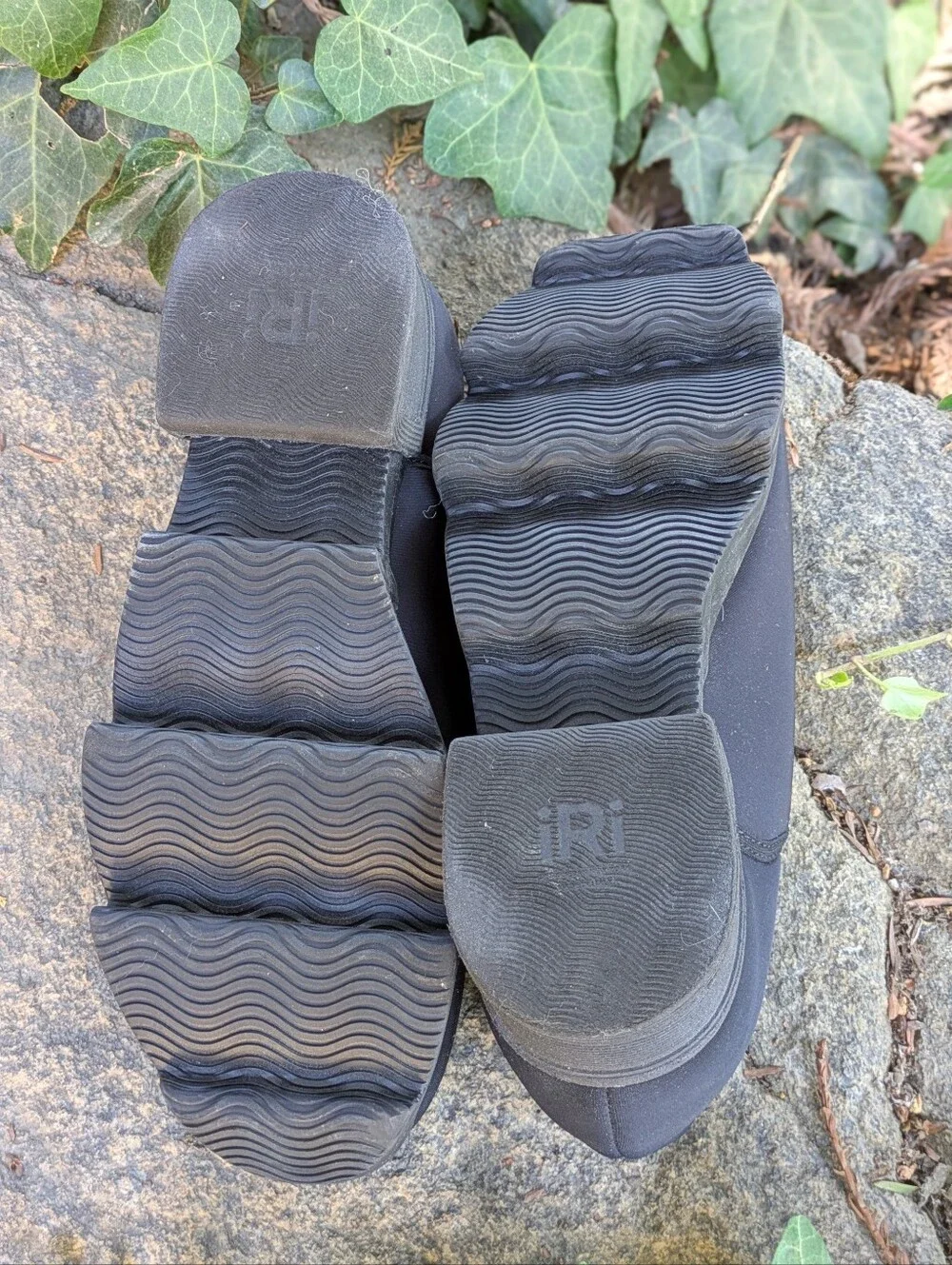 iRi WES Black Low Top Wavy Heel